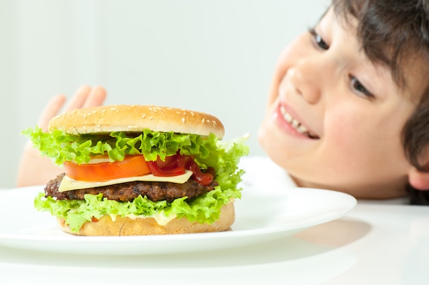 Bambino che mangia hamburger