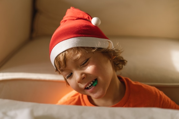 Un bambino che mangia biscotti verdi