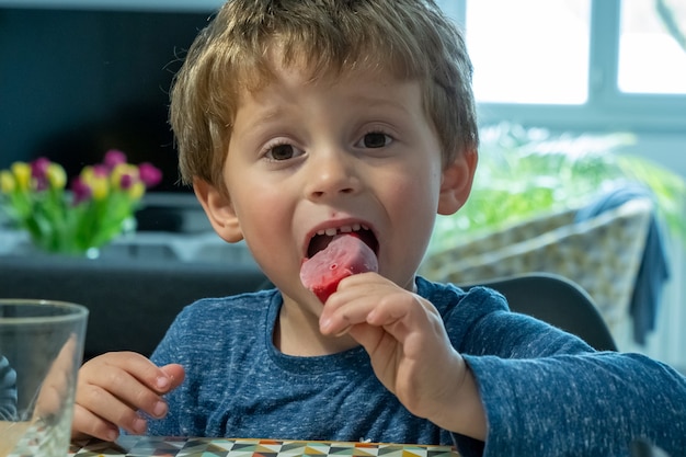 Photo child eating icecream, a close up