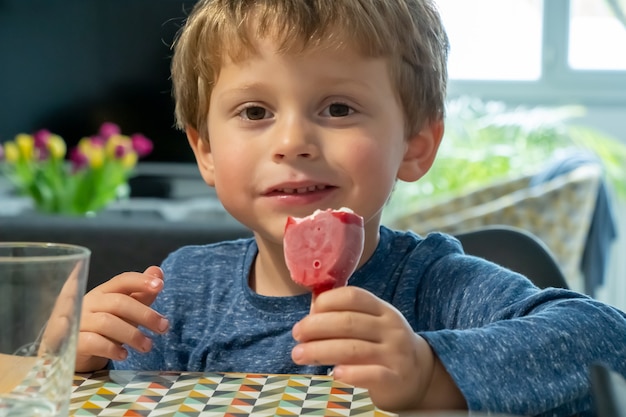 アイスクリームを食べる子供、クローズアップ