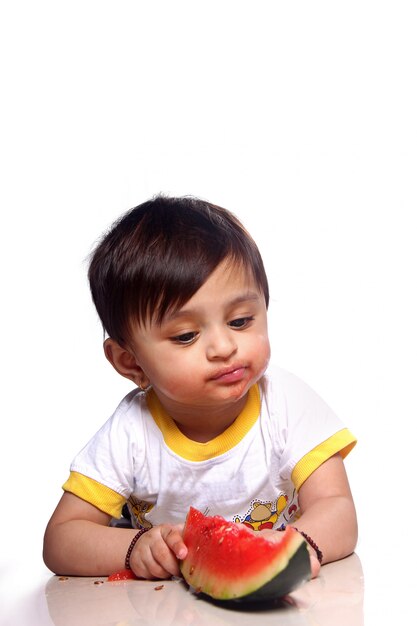 Ребенок ест арбуз