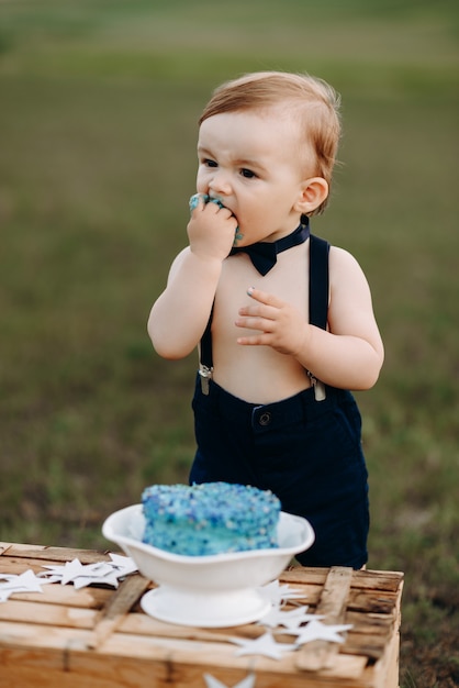 Photo a child eats cake by hand