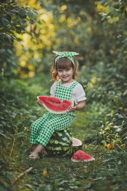 1901 年のスイカの大きなスライスを食べる子供