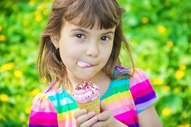 Foto il bambino mangia il gelato focalizzazione selettiva