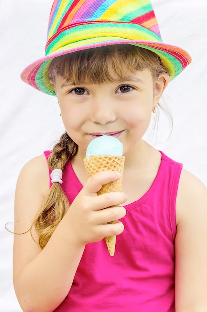 Ребенок ест мороженое. Выборочный фокус.