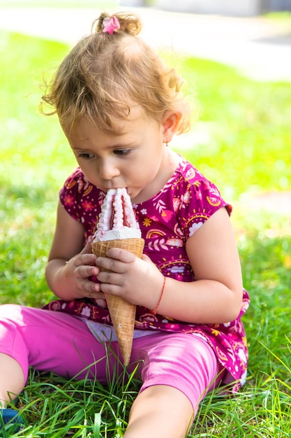 子供は路上でアイスクリームを食べる選択的な焦点