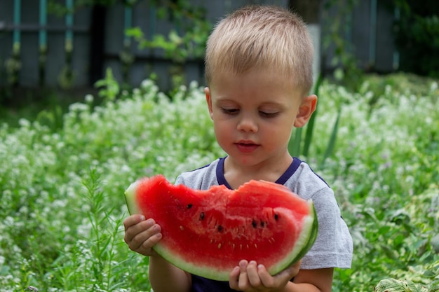 子供がスイカを食べる セレクティブ フォーカス