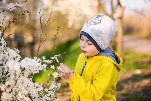 Photo child explore and experience natural environment in spring park gardening for kids