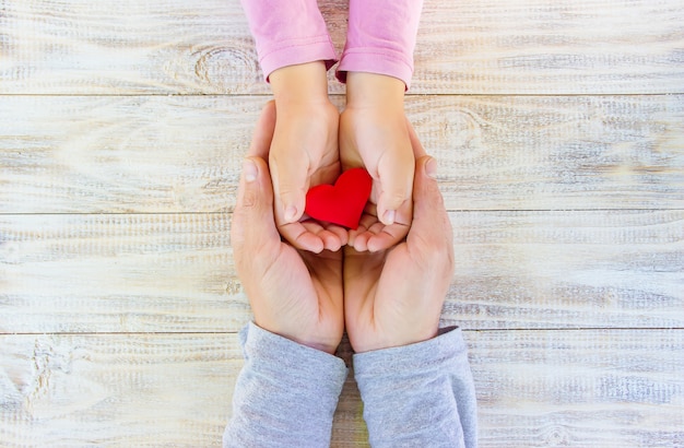 Bambino e padre hanno un cuore nelle loro mani. messa a fuoco selettiva