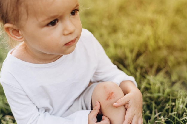 子供が転んで膝を血で引っ掻いたので傷口が痛くなり、足にハンドルが付いたままになりました