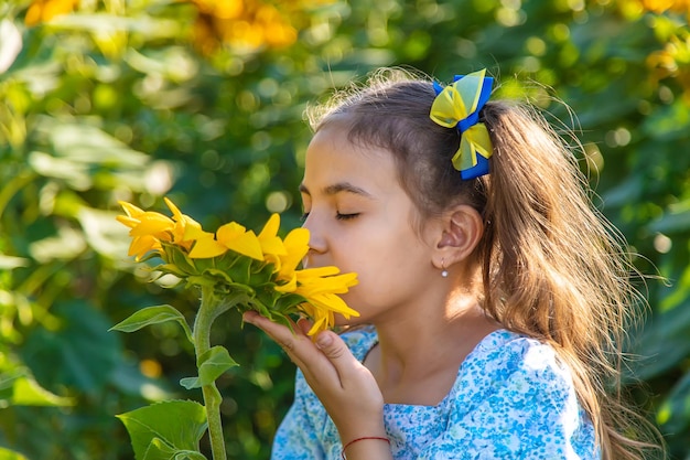 Un bambino in un campo di girasoli ucraina messa a fuoco selettiva