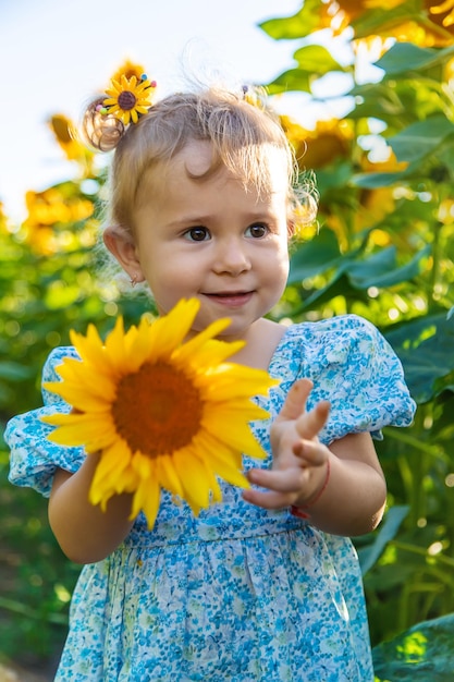 Un bambino in un campo di girasoli ucraina messa a fuoco selettiva