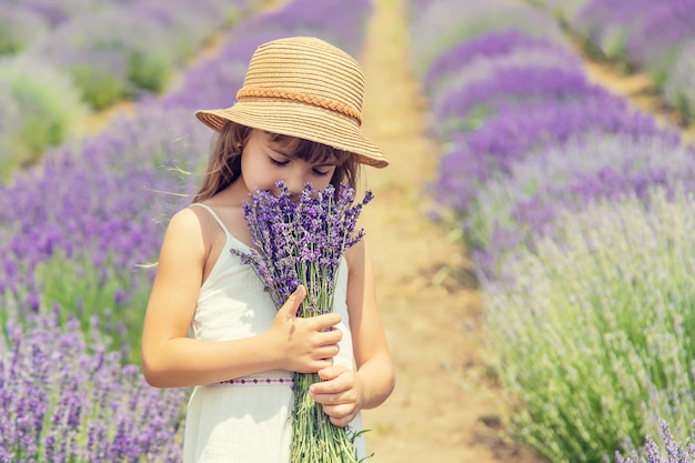 Un bambino in un campo di fioritura di lavanda.