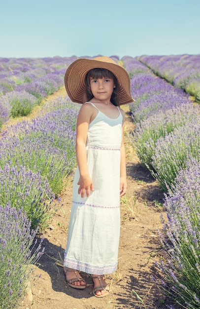 Un bambino in un campo di fioritura di lavanda.