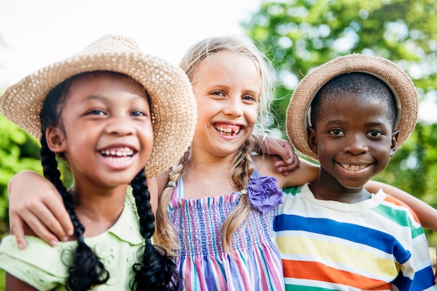 Concetto allegro della prole della natura delle ragazze dei ragazzi degli amici del bambino