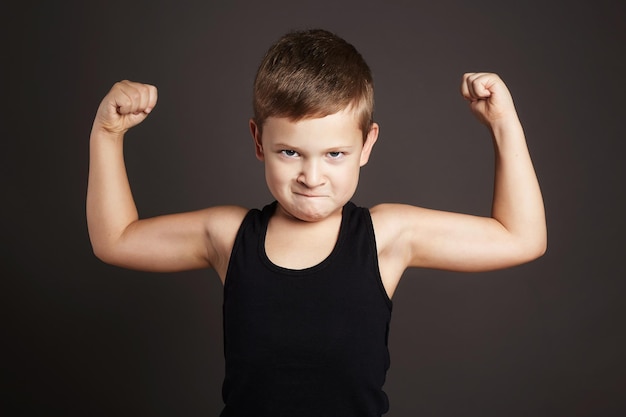 Foto bambino divertente piccolo ragazzo sport bel ragazzo