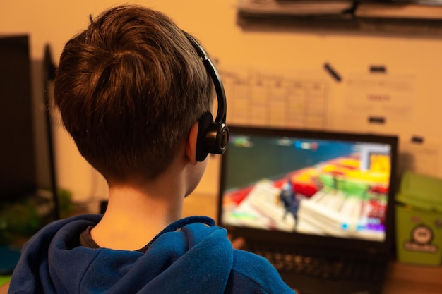 子供がコンピューターでゲームをする