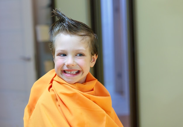 美容院で髪を切っている子供