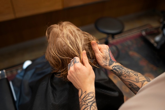 Foto bambino che ottiene un taglio di capelli al salone