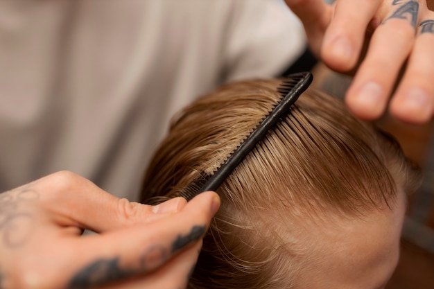 Foto bambino che ottiene un taglio di capelli al salone