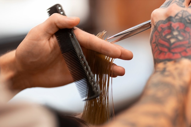 Foto bambino che ottiene un taglio di capelli al salone