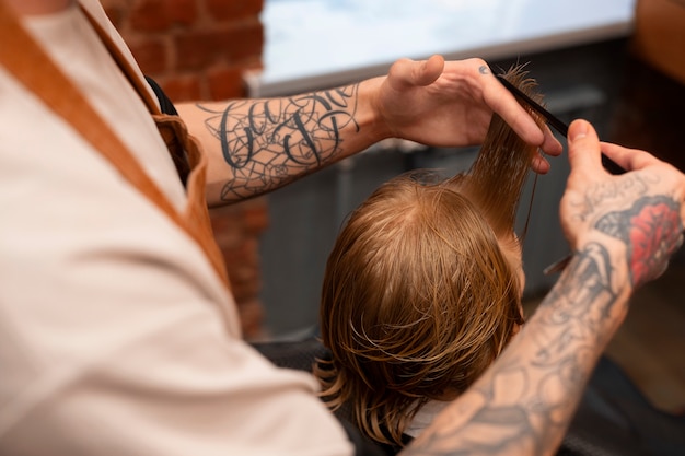 Foto bambino che ottiene un taglio di capelli al salone