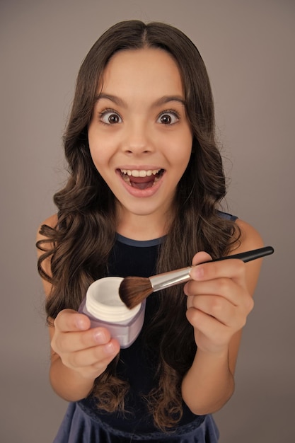 아이 소녀 12 13 14세 파우더와 브러시로 뷰티 메이크업 메이크업을 하는 아름다운 십대 행복한 소녀 얼굴 긍정적이고 웃는 감정