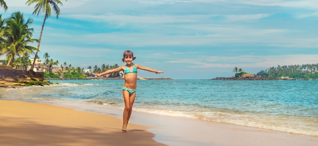 Ragazza del bambino sulla spiaggia nello sri lanka