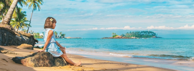 Ragazza del bambino sulla spiaggia nello sri lanka