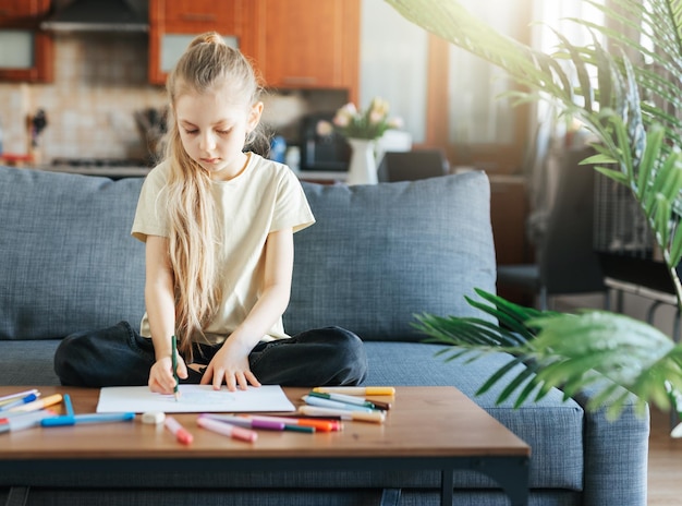 Детский рисунок девушки с красочными карандашами