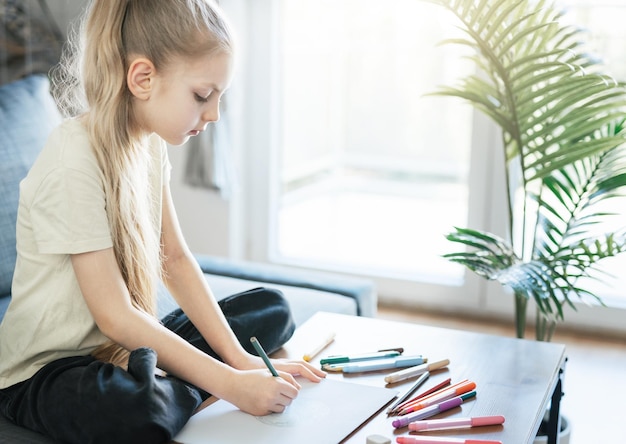 Детский рисунок девушки с красочными карандашами