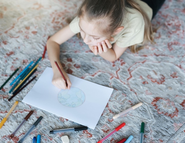 Photo child girl drawing with colorful pencils