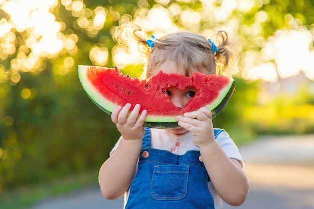 子供の女の子は夏にスイカを食べる 選択と集中