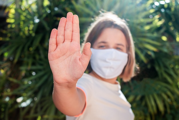 Foto la ragazza del bambino nella maschera mostra l'arresto