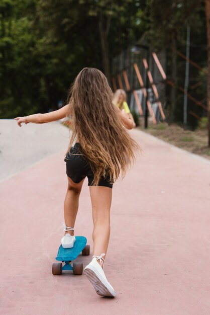 Photo child or girl at the skate park