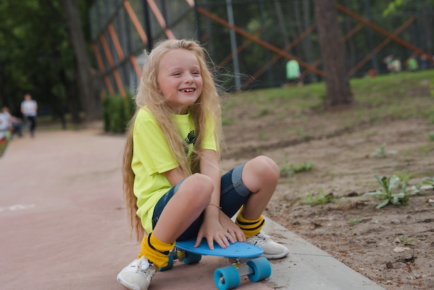 Photo child or girl at the skate park