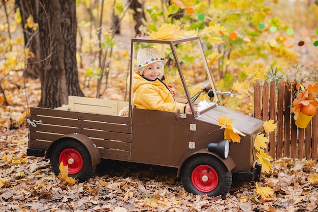 Photo a child girl walks in the autumn park