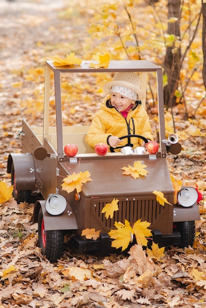 Photo a child girl walks in the autumn park