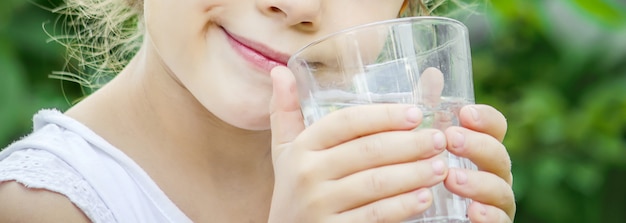 Bicchiere d'acqua per bambini. messa a fuoco selettiva. cibo e bevande.