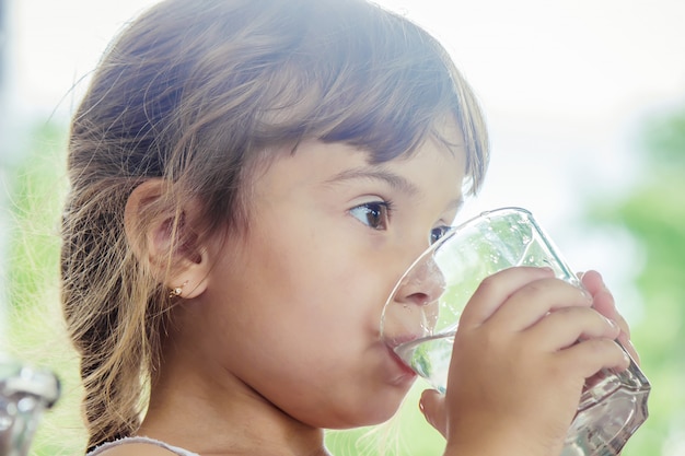 Bicchiere d'acqua da bambino. messa a fuoco selettiva.