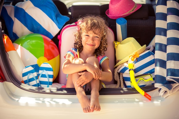 Bambino che va in vacanza estiva