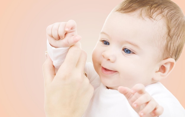 Concetto di bambino, felicità e persone - adorabile bambino