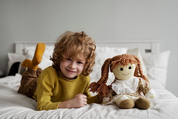 Foto bambino che si diverte durante la ricreazione