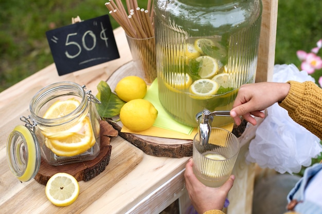 Foto bambino che ha un chiosco di limonata