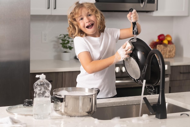 子供が台所で食器を洗うのを手伝う