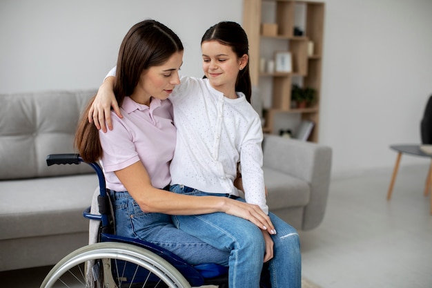 Bambino che aiuta la madre disabile