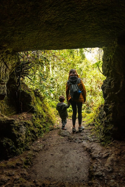 Foto un bambino e sua madre in una grotta nella foresta di laurisilva di los tilos de moya gran canaria