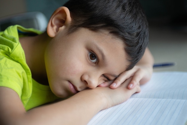 Ребенок, латиноамериканский школьник, не хочет делать сложные домашние задания, скучает