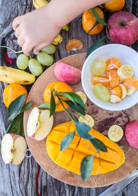 Bambino che tiene una ciotola di frutta