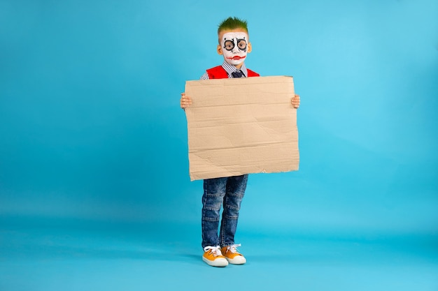 Photo a child holds a blank protest cardboard with free side space. social problems.